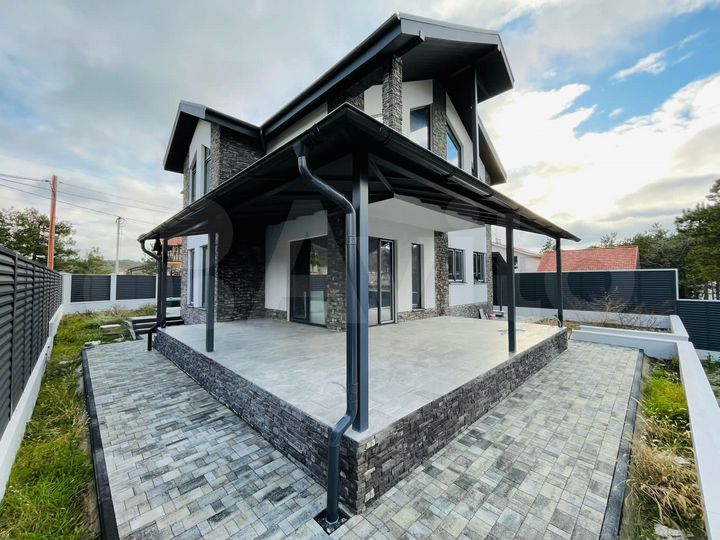 Дом 353 м² на участке 5,5 сот.