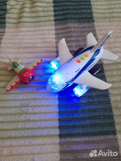 Игрушки пакетом самолет, машина-акула, робот