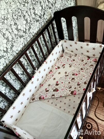 Детская кроватка с маятником