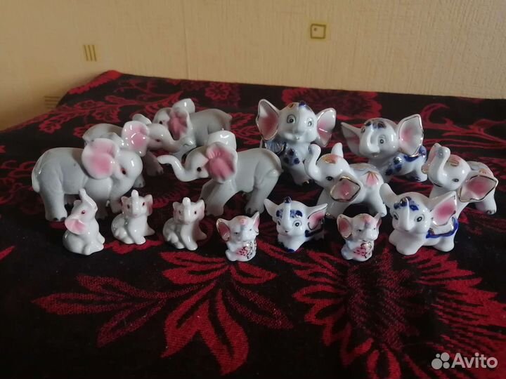 Фигурки для коллекции,фарф.слоники