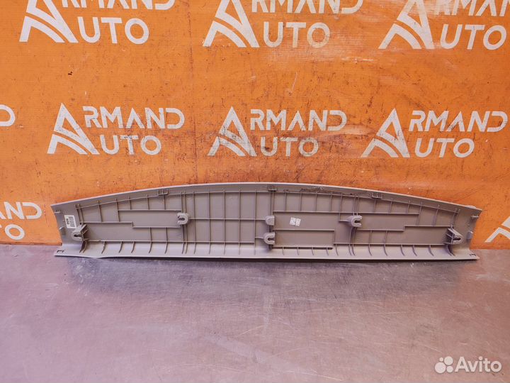 Обшивка двери багажника верхняя Kia Carnival 4