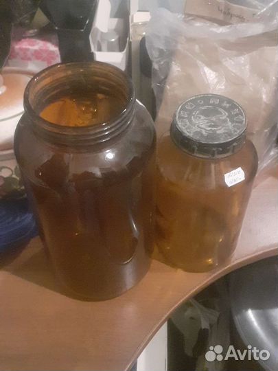 Банки желтого стекла