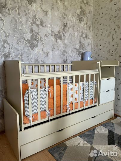 Детская кроватка с маятником