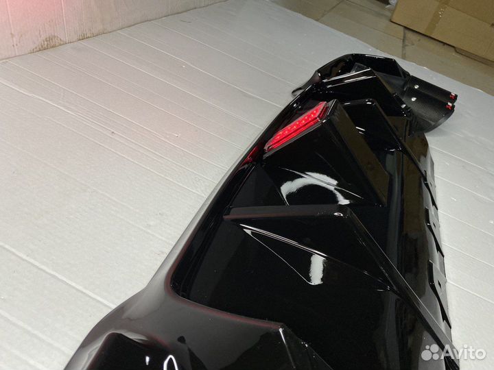 BMW F10 Диффузор с LED фонарем + насадки Akrapovic