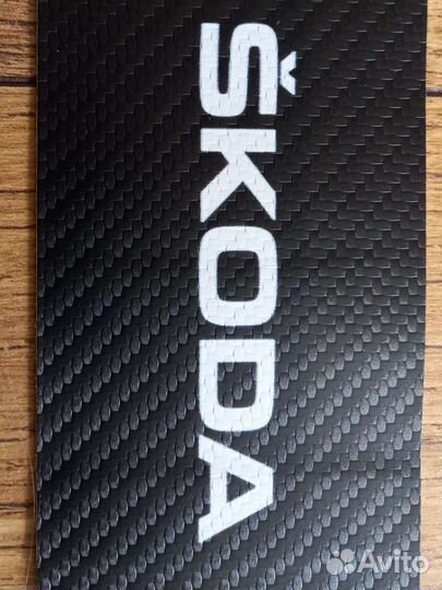 Накладки на пороги Skoda под карбон