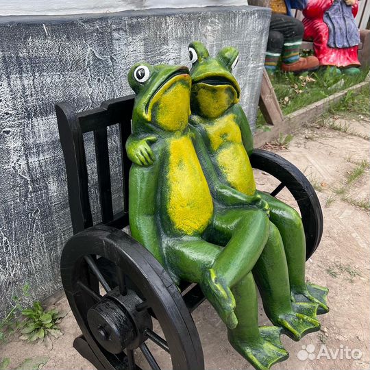 Сидящие лягушки