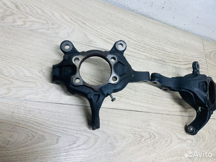 Кулак поворотный передний Nissan Juke F15