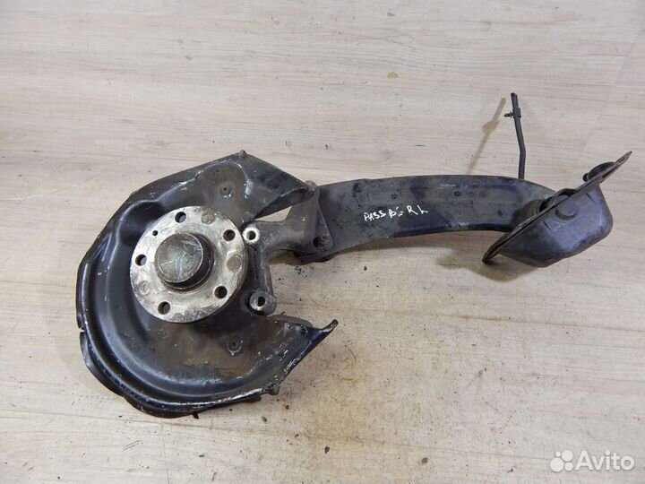 Кулак поворотный задний левый Vw Passat B6