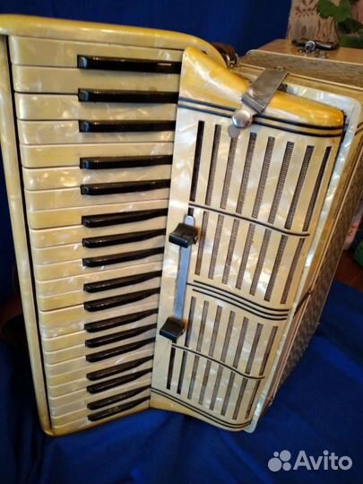 Аккордеон трофейный Италия перламутр