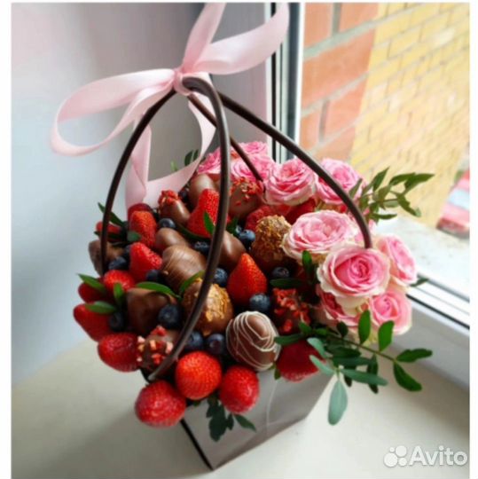 Букет с клубникой и цветами, клубника в шоколаде