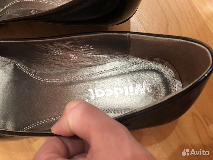 Продам новые туфли, лаковые, размер 38-39