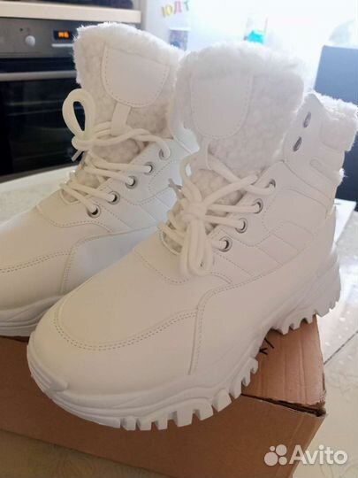 Кроссовки женские 40 размер новые