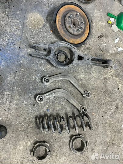 Задняя левая ступица с тормозным диском в сборе