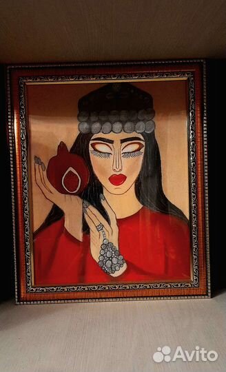 Традиционная девушка с гранатом