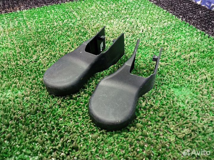 Заглушка крепления сиденья задняя левая Mitsubishi