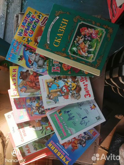 Детские книжки, раскраски и мелочь, 3 коробки