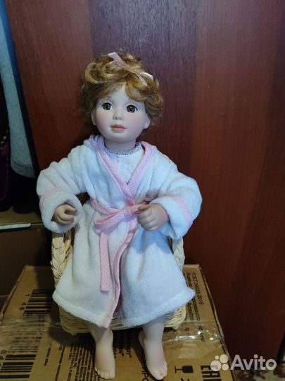 Кукла фарфоровая
