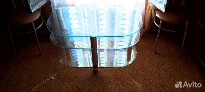 Большой стеклянный столик,тумба под тв