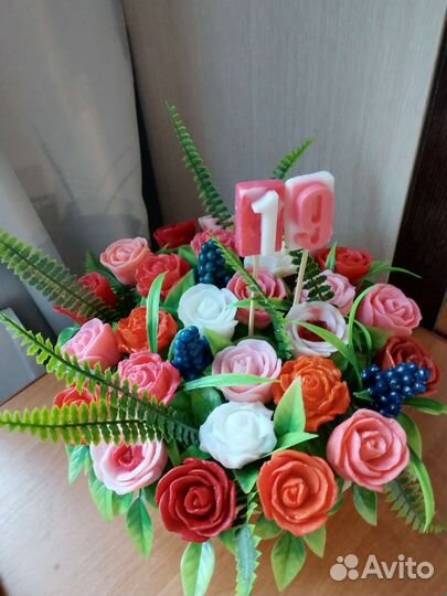 Букет цветов из мыла в корзине