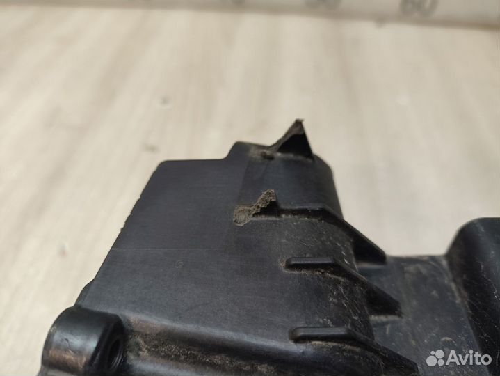 Б/У Кронштейн замка капота правый Mercedes #002