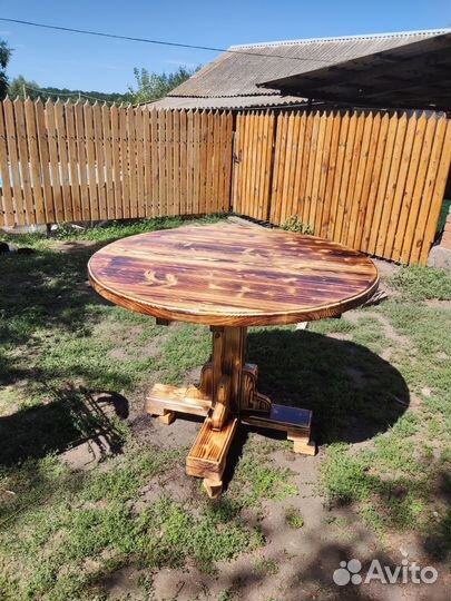 Стол и стулья