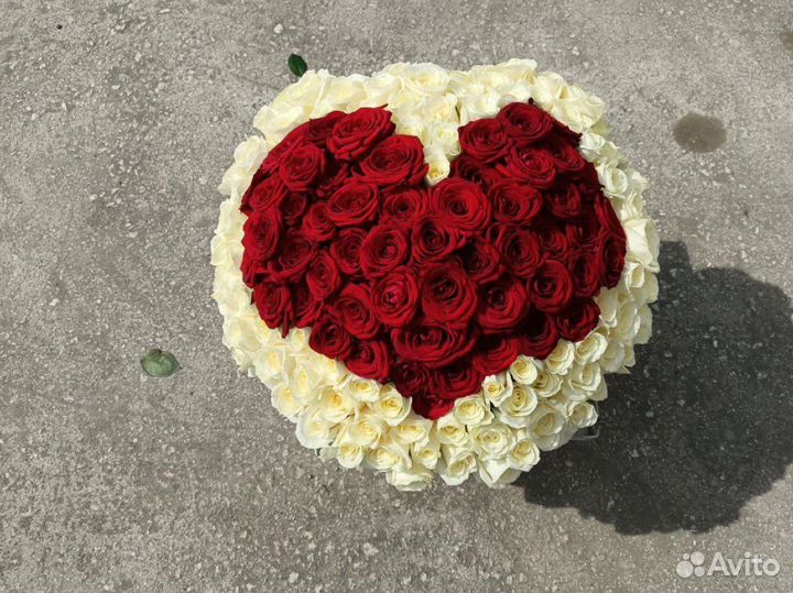Композиция сердце из роз 101