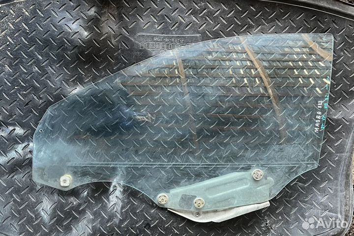 Стекло переднее левое Mazda 323 BA
