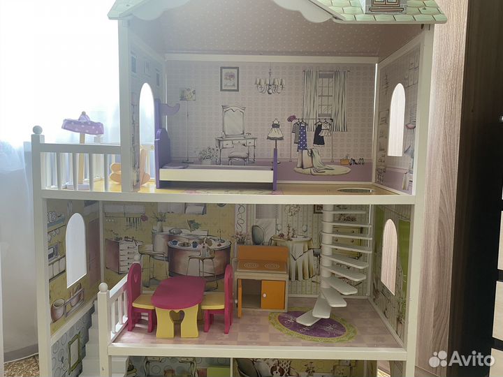 Большой кукольный домик с мебелью