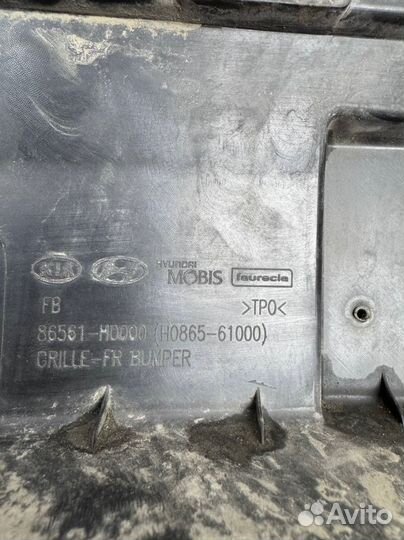 Решетка бампера центральная Kia Rio 4