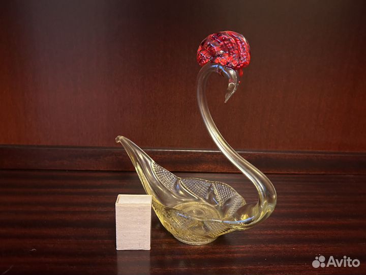 Ваза конфетница цветное стекло СССР Лебедь
