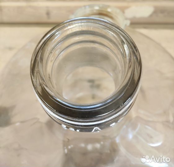 Стеклянная бутыль и дореволюционная банка