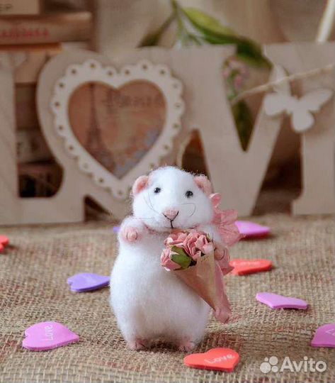 Игрушка ручной работы мышонок с букетом