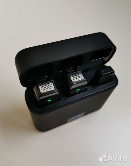 Двойной микрофон с петличками и чехлом с зарядкой