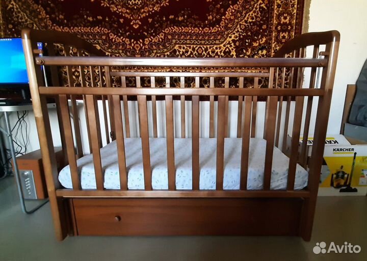 Детская кроватка с маятником