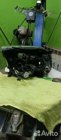 Фары на toyota avensis 250