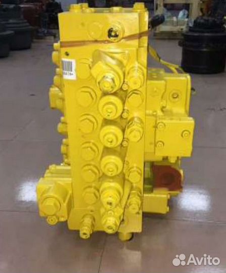 Komatsu PC200-8 control valve