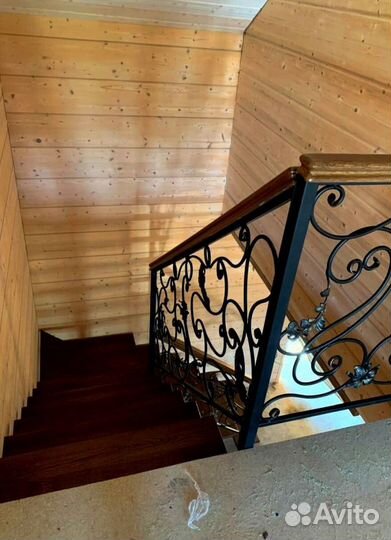 Облицовка лестничного металлокаркаса деревом