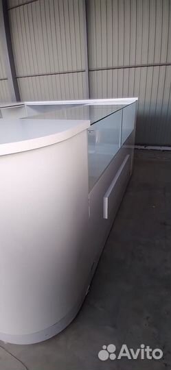 Торговая витрина/островок из лдсп белого цвета