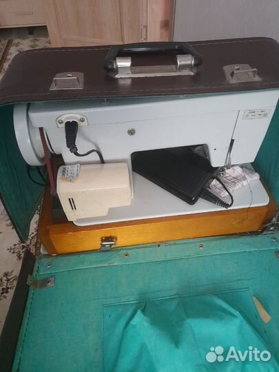 Машинка швейная Чайка 143