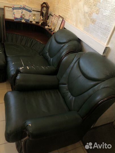 Угловой кожаный диван и кресло бу