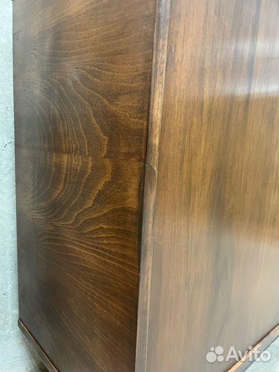 Комод с черными стеклами