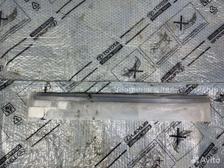 Молдинг лобового стекла правый Toyota Land Cruiser