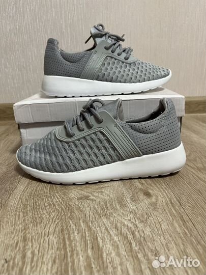 Кроссовки женские