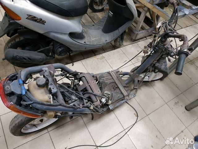 Разобранная хонда дио. Honda dio запчасти. Honda dio 34 без пластика. Разобранная хонда дио. Разборка хонда дио.