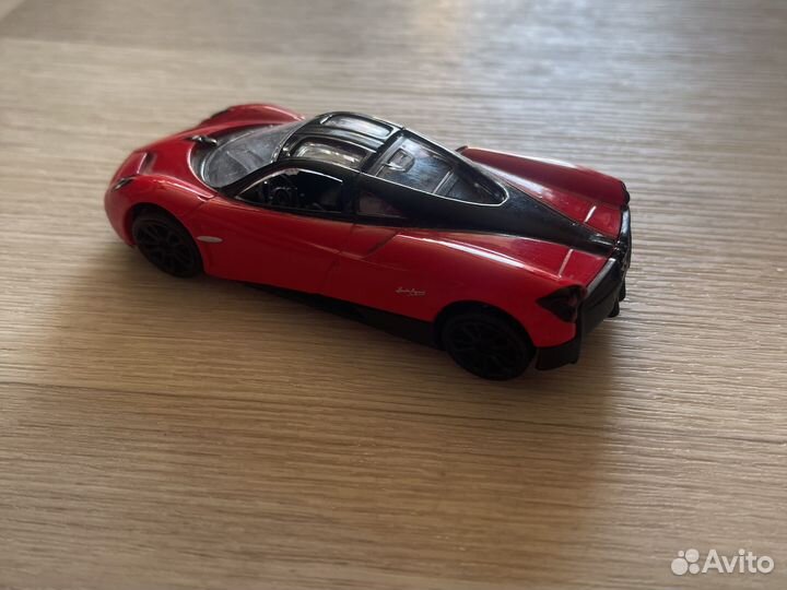 Масштабная модель Pagani huyara 1:43