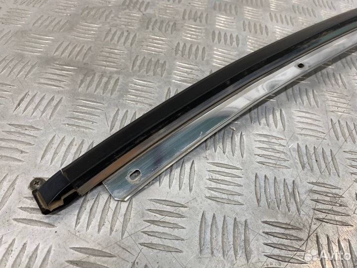 Б/У накладка лобового стекла (молдинг) передний