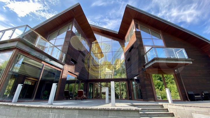 Дом 1126 м² на участке 20 сот.