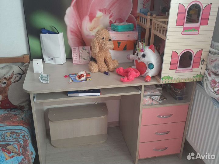 Стол,кровать,шкаф,матрас с чехлом