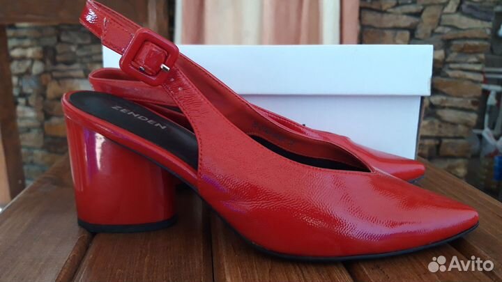 Босоножки лаковые