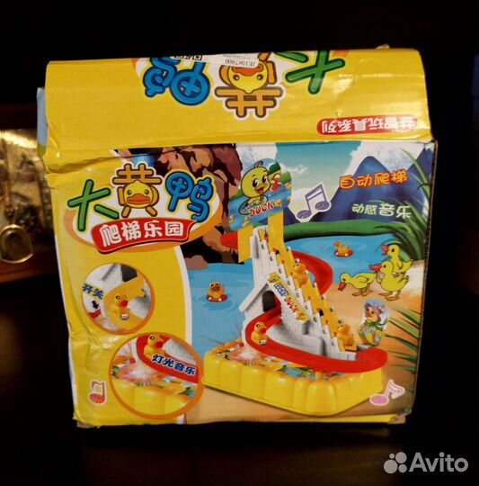 Игрушка утки на прогулке